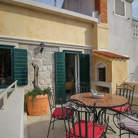 Sleeps 5 With Air Con And Wifi Vila