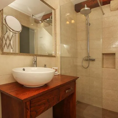 Sleeps 5 With Air Con And Wifi Makarská